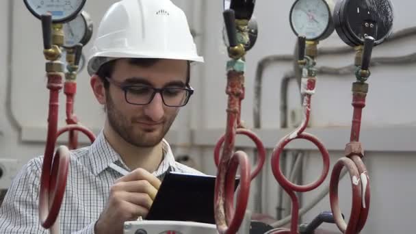 Engineer in heating supply works on location — Stock Footage Engineer in heating supply works on location Stock Footage
