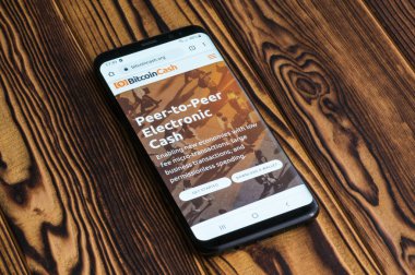 Kiev, Ukrayna - 18 Şubat 2020: Bitcoin Cash web sitesi akıllı telefon ekranında gösterildi. Bitcoin Cash bir kripto para birimi ve ödeme ağıdır.