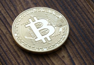 Ahşap arka planda altın bitcoin. Bitcoin Btc, bir para birimi olarak peer-to-peer işlemlerinde çalışmak üzere tasarlanmış dijital bir varlıktır