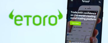 KIEV, UKRAINE - 2 Nisan 2020: eToro web sitesi ekranda gösterildi. eToro hem hisse senetleri hem de kripto para birimlerine yatırım yapılmasının yanı sıra CFD varlıklarının ticaretini sunan çok değerli bir platformdur.