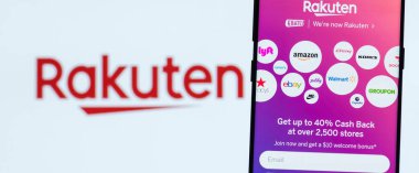 KIEV, UKRAINE - 2 Nisan 2020: Rakuten web sitesi akıllı telefon ekranında görüntülendi. Rakuten Inc. bir Japon elektronik ticaret ve çevrimiçi perakende şirketidir.