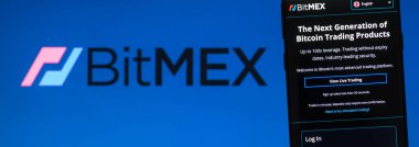 KIEV, UKRAINE - Nisan 2, 2020: BitMEX web sitesi akıllı telefon ekranında görüntülendi. BitMEX bir kripto para değişimi ve türetilmiş ticaret platformudur.