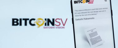 KIEV, UKRAINE - APRIL 2, 2020: Bitcoin SV (Satoshi Vision) web sitesi akıllı telefon ekranında görüntülendi. BitcoinSV bitcoin parasının çatalıdır..