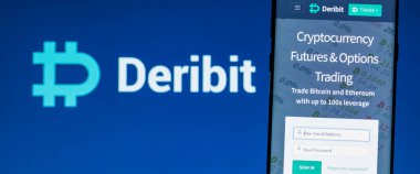 KIEV, UKRAINE - 2 Nisan 2020: Deribit web sitesi akıllı telefon ekranında görüntülendi. Deribit, dünyanın dört bir yanındaki bireylerin gelecekle ve ticaretle ilgilenmesini sağlayan bir Bitcoin ticaret platformudur.
