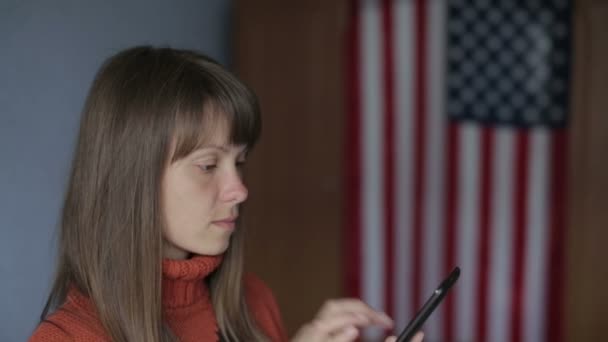 Ella se comunica en línea en la tableta — Vídeos de Stock