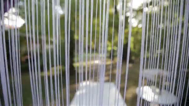 Arco de boda en un día de verano al aire libre — Vídeos de Stock