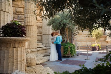 Pahalı bir elbise şık gelin