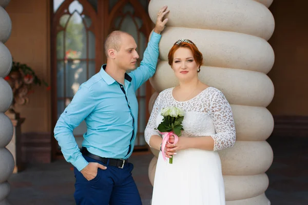 Mooie bruid en bruidegom. Alleen merried. — Stockfoto