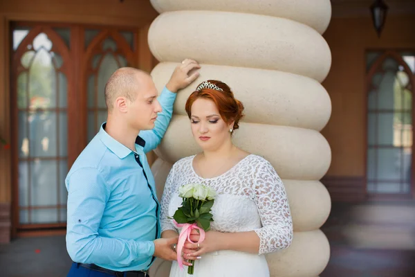 Bela noiva e noivo. Apenas feliz. . — Fotografia de Stock