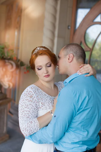 Güzel gelin ve damat. Sadece evlenmiş. — Stok fotoğraf