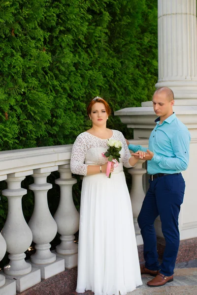 Mooie bruid en bruidegom. Alleen merried. — Stockfoto