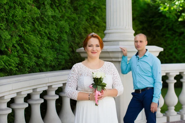 Krásná nevěsta a ženich. Jen merried. — Stock fotografie