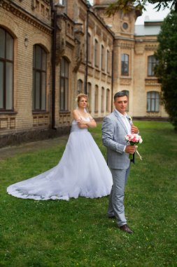 Düğün yeni evliler yürümek