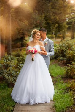 Düğün yeni evliler yürümek