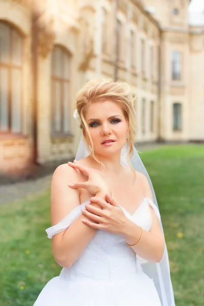 Snygg brud i en vit klänning på bröllopsdagen — Stockfoto
