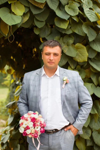 Portrait groom in nature — Φωτογραφία Αρχείου