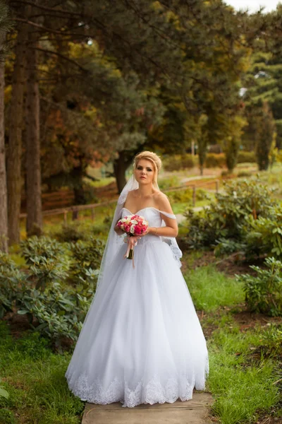 Stilvolle Braut im weißen Kleid am Hochzeitstag — Stockfoto