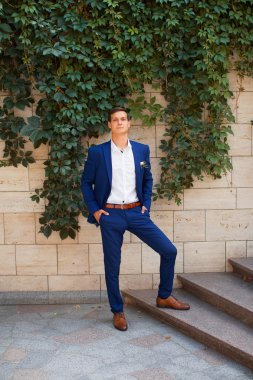 Dışarı çıkmak hazırlanıyor onun ceket düğmeleri Tespitleme elbiseli şık adam.