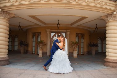 Şehir dışında bir yolda yeni evliler