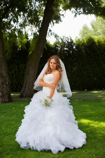 Stylový nevěsty v bílých šatech — Stock fotografie