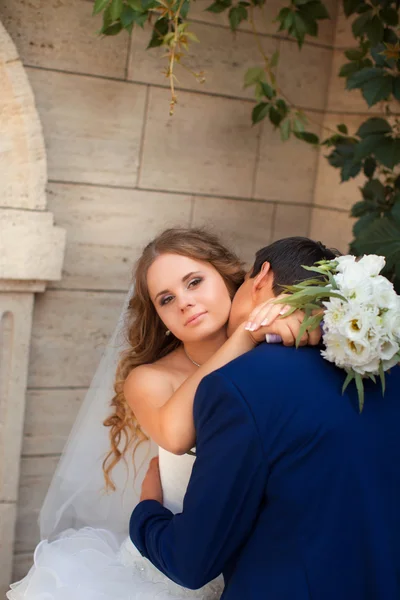 Recém-casados em um passeio no campo — Fotografia de Stock