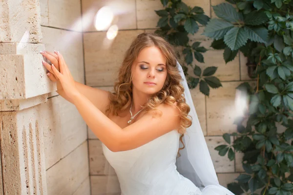 Stilvolle Braut im weißen Kleid — Stockfoto