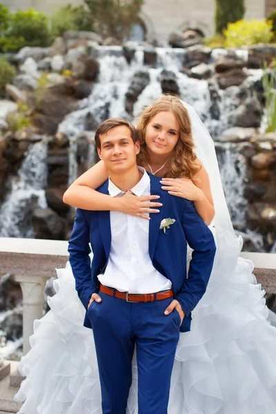 Recém-casados em um passeio no campo — Fotografia de Stock