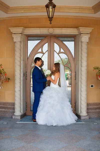 Nygifta på en promenad på landsbygden — Stockfoto