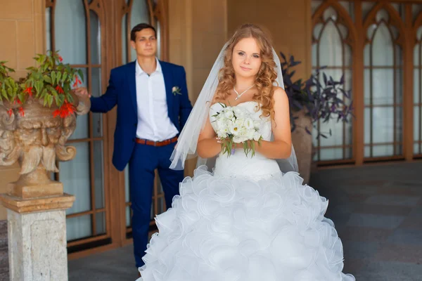 Nygifta på en promenad på landsbygden — Stockfoto