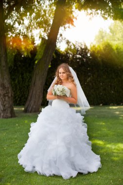 Beyaz elbiseli şık gelin