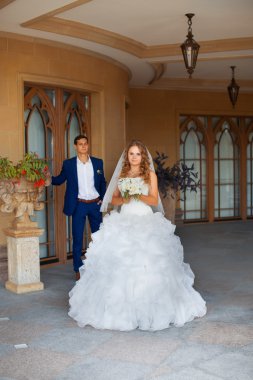 Şehir dışında bir yolda yeni evliler