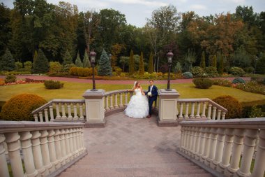 Komik çift e-oturum üzerinde. Düğün potography için hazırlanıyor.