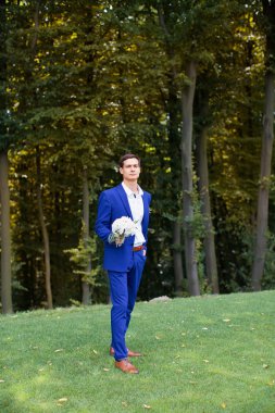 Dışarı çıkmak hazırlanıyor onun ceket düğmeleri Tespitleme elbiseli şık adam.