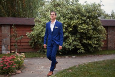 Dışarı çıkmak hazırlanıyor onun ceket düğmeleri Tespitleme elbiseli şık adam.