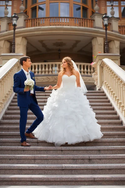 Nygifta på en promenad på landsbygden — Stockfoto