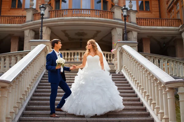 Nygifta på en promenad på landsbygden — Stockfoto