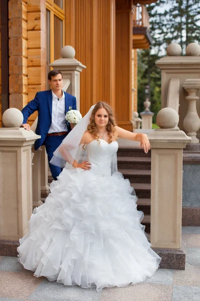 Recém-casados em um passeio no campo — Fotografia de Stock