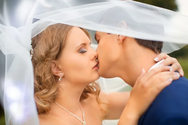 Pareja divertida en sesión electrónica. Preparación para la potografía de la boda . — Foto de Stock