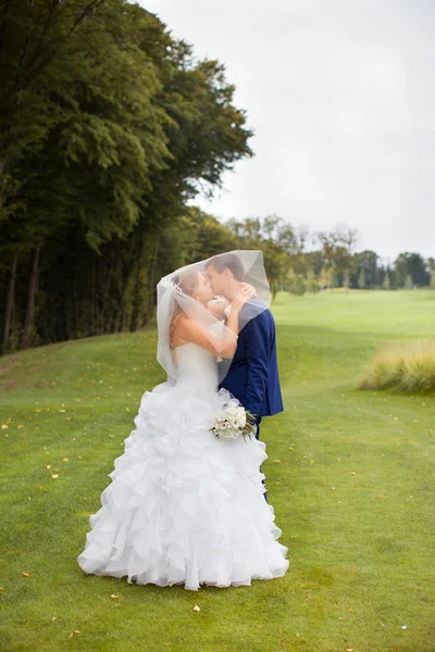 Um casal engraçado na sessão electrónica. Preparação para a potografia de casamento . — Fotografia de Stock