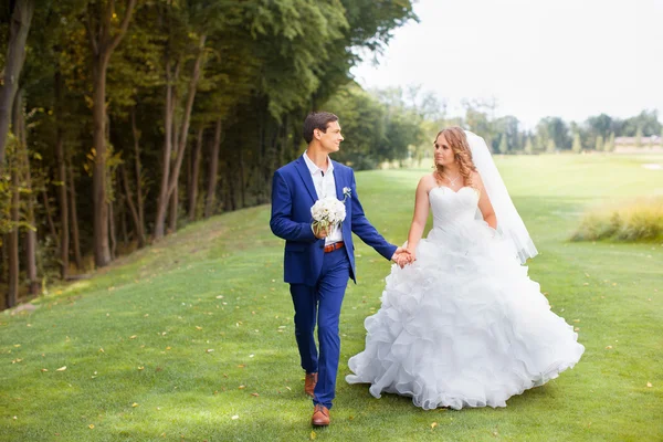 Um casal engraçado na sessão electrónica. Preparação para a potografia de casamento . — Fotografia de Stock