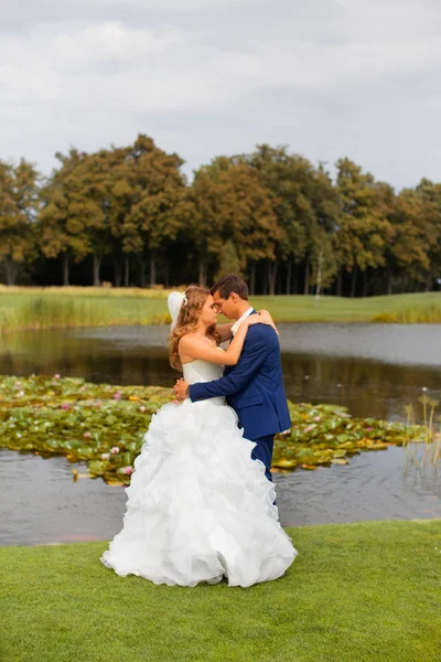 Roliga par på e-session. Förbereda för bröllop potography. — Stockfoto