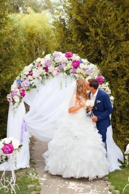 Düğün arch ayakta yeni evliler