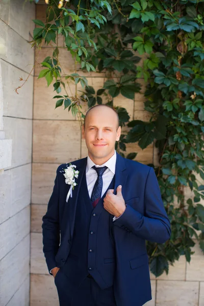 The groom in a blue suit with  vest — Stockfoto