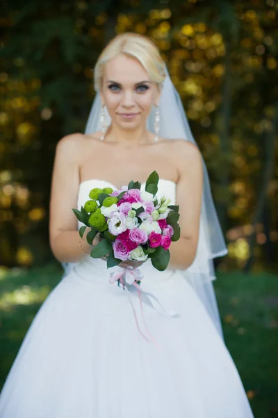 Невеста с кучей крупного плана — стоковое фото