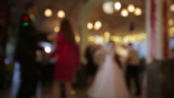 Les gens dansent à un mariage dans le flou — Video