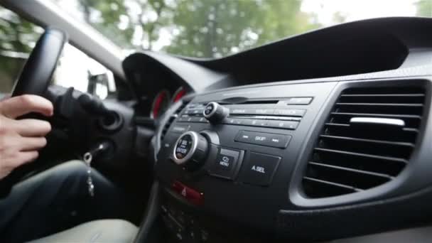 Mãos de um homem dirigindo um carro em câmera lenta — Vídeo de Stock