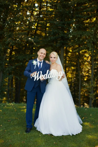 Sposi in possesso di lettere a piedi — Foto Stock