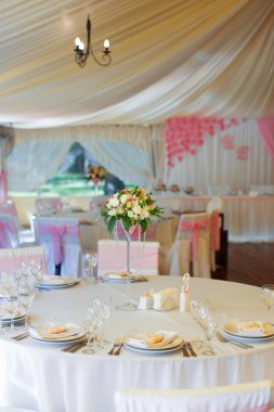 ' De bir tabloda restoran yemekleri sunan