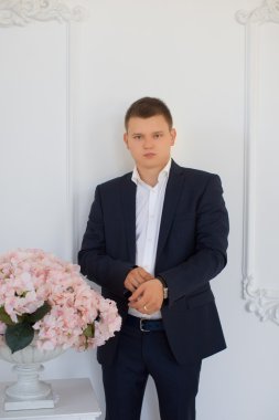 Koyu elbiseli bir adam