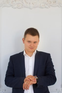 Koyu elbiseli bir adam